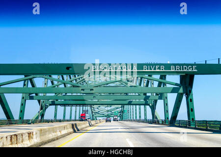 Maine Piscataqua River Bridge mit Maine State Line Zeichen in der Mitte der Brücke. Piscataqua River liegt die Grenze zwischen New Hampshire und Maine Stockfoto