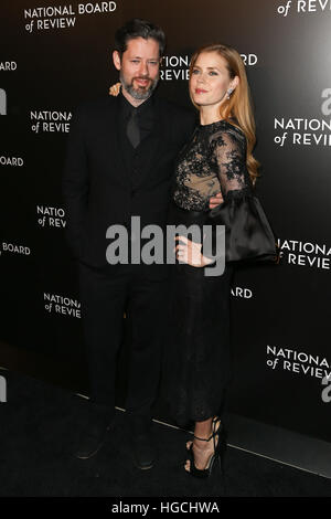 NEW YORK-JAN 4: Schauspieler Darren Le Gallo und Amy Adams der National Board of Review Gala im Cipriani Wall Street in New York am 4. Januar 2017 teilnehmen. Stockfoto