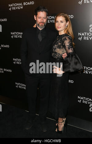 NEW YORK-JAN 4: Schauspieler Darren Le Gallo und Amy Adams der National Board of Review Gala im Cipriani Wall Street in New York am 4. Januar 2017 teilnehmen. Stockfoto