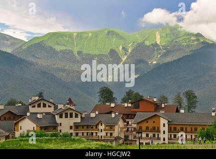 Mountain Resort: wunderschöne mehrstöckige Gebäude, das komfortable Hotel befindet sich am Fuße des Berges. Stockfoto