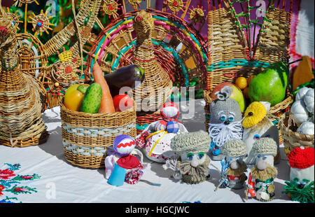 Korbwaren und Souvenirs in Form von lustigen Puppen sind auf der Messe verkauft... Stockfoto