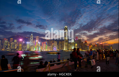 Der berühmte Tsim Sha Tsui Promenade, und Touristen genießen den Abend Blick auf Hong Kong Island, Hongkong, China. Stockfoto