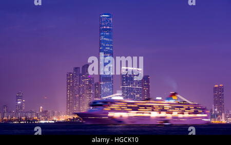 Kreuzfahrt Schiff Segeln vorbei an höchsten Gebäude Hong Kongs, International Commerce Centre, ICC, Victoria Hafen, Hong Kong, China. Stockfoto