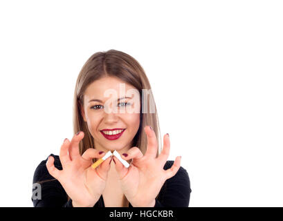 Attraktive junge Frau bricht eine Zigarre isoliert auf weißem Hintergrund Stockfoto