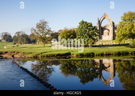 Flusses Wharfe reflektieren Bolton Abbey Augustiner Kloster Ruinen in Yorkshire Dales National Park. Bolton Abbey Wharfedale North Yorkshire England UK Stockfoto