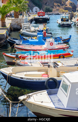 Traditionelle griechische Angelboote/Fischerboote im Hafen von Ormos, alten Hafen von Fira Santorini gefesselt. Stockfoto