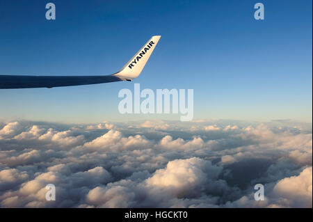 Irland, Teneriffa, Europa - 23. Dezember 2016 - die Flügelspitze eines Ryanair Boeing 737 Flugzeug während des Fluges über Wolken Stockfoto