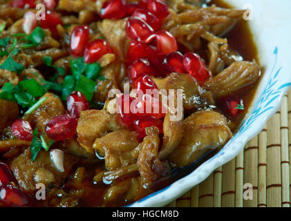 Fesenjan persische Hühnereintopf mit Walnuss und Granatapfel-Sauce Stockfoto