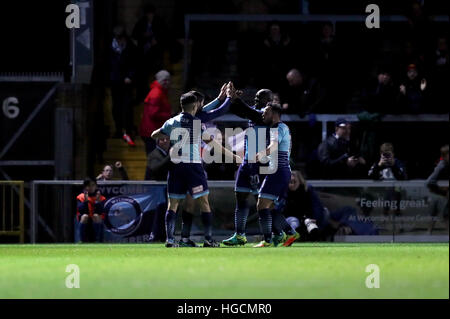 Wycombe Wanderers Adebayo Akinfenwa (zweiter von rechts) feiert Tor seiner Mannschaft zweite des Spiels während der Emirate FA Cup, dritten Vorrundenspiel im Adams Park, Wycombe. Stockfoto