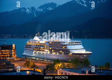 Blick auf den Pier und der Innenstadt von Juneau, Alaska. Die Innenstadt von Juneau sitzt gemütlich zwischen Mount Juneau, Mount Roberts und Gastineau Channel und ist ein Labyrinth Stockfoto