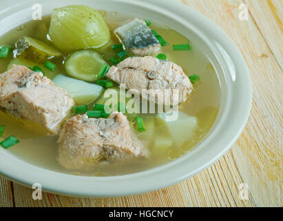 Russische Soljanka Fischsuppe mit Lachs Stockfoto