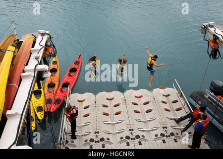 Passagiere der Kreuzfahrt Safari Endeavour Baden polar bei Frederick Sound. Stephans Passage. Petersberg. Alaska. USA. Der Polar Plunge ging Stockfoto