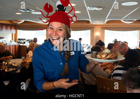 Restaurant Safari Endeavour Kreuzfahrt mit Furten Terror, Endicott Arm, Tongass National Forest, Alaska, USA. Die Kellnerin lehrt das Gericht des Tages: c Stockfoto