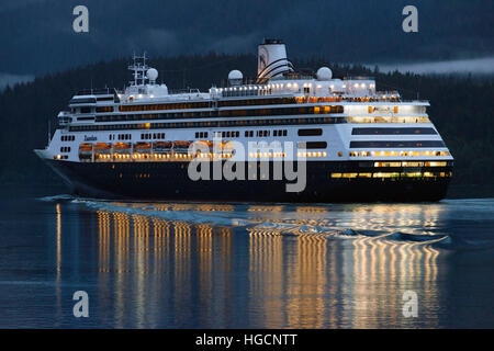 Zaandam, Segeln in der Nähe von South Franklin andocken, in der Nacht, Juneau, Alaska. Entwickelt, um weniger Gäste tragen und bietet mehr Raum für maximalen Komfort Stockfoto