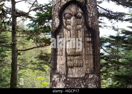 Zeichen, die Raven clan Gebiet, Baum, Carving, Tlingit Indianer, Juneau, Southeast Alaska. Roberts montieren. Trekking vom Mt roberts Tramway, Juneau. Stockfoto