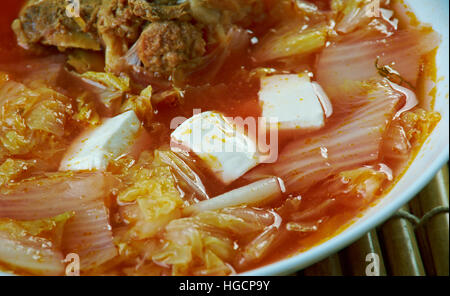 Kimchi Suppe - Koreanisch Soja Keimen Suppe mit Kimchi. Stockfoto