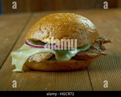 Sandwich Barros Luco beliebte hot Sandwich in Chile, das Rindfleisch und geschmolzenem Käse enthält Stockfoto