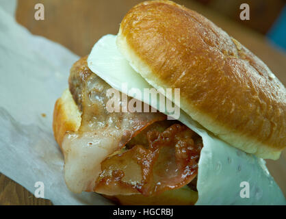 Luther Burger - Hamburger oder Cheeseburger mit einem oder mehreren glasierte Donuts anstelle der Brötchen. Stockfoto