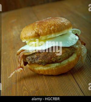 Luther Burger - Hamburger oder Cheeseburger mit einem oder mehreren glasierte Donuts anstelle der Brötchen. Stockfoto