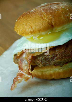 Luther Burger - Hamburger oder Cheeseburger mit einem oder mehreren glasierte Donuts anstelle der Brötchen. Stockfoto