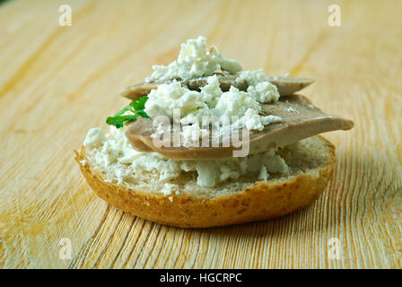 Zunge Toast Open Sandwich zubereitet mit sautierten Rinderzunge Stockfoto