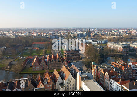 Luftaufnahme von Lübeck in Deutschland an einem sonnigen Tag Stockfoto