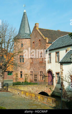 Deutschland, NRW, Kreis Düren, Nörvenich-Rommelsheim, Burg Bubenheim. 1237 Entstandene Niederungsburg Liegt in Einer Gehölzinsel in der Sonst sterben Baum Stockfoto