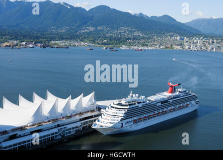 Carnival Splendor Kreuzfahrtschiff vor Anker im Hafen von Vancouver, Britisch-Kolumbien, Kanada Canada Place Kreuzfahrtterminal Stockfoto