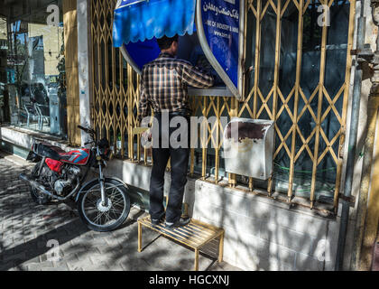 Mann mit zu hoch platziert Geldautomaten in Kashan, Hauptstadt von Kashan County von Iran Stockfoto