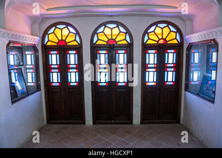 Glasfenster in historischen Tabatabai Einfamilienhaus aus 19. Jahrhundert in Kashan, Hauptstadt der Grafschaft Kaschan, Iran Stockfoto