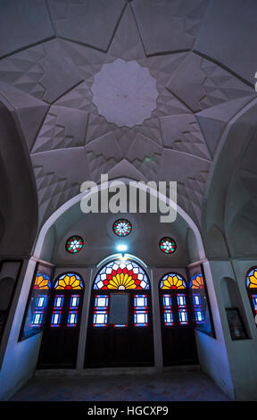 Glasfenster in historischen Tabatabai Einfamilienhaus aus 19. Jahrhundert in Kashan, Hauptstadt der Grafschaft Kaschan, Iran Stockfoto