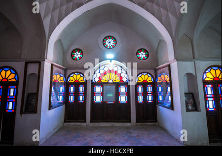 Glasfenster in historischen Tabatabai Einfamilienhaus aus 19. Jahrhundert in Kashan, Hauptstadt der Grafschaft Kaschan, Iran Stockfoto