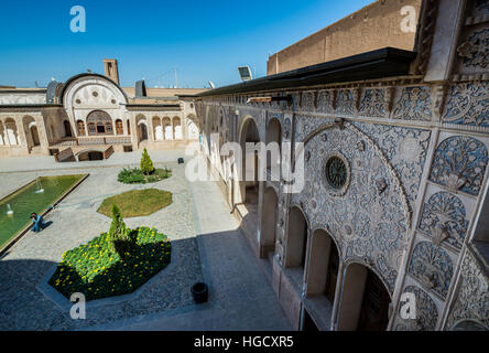 Blick auf den Ehrenhof mit einem Pool von Tabatabai historisches Einfamilienhaus aus 19. Jahrhundert in Kashan Stadt Kashan County im Iran Stockfoto