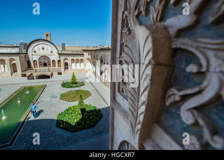 Blick auf den Ehrenhof mit einem Pool von Tabatabai historisches Einfamilienhaus aus 19. Jahrhundert in Kashan Stadt Kashan County im Iran Stockfoto