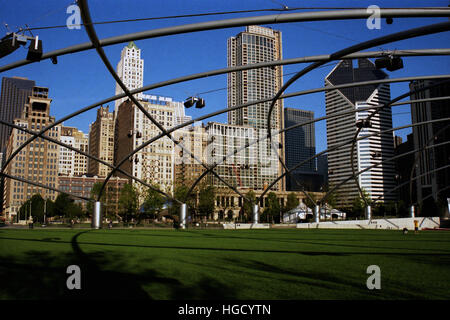 Die Edelstahl-Rankgitter schwebt über dem Rasen an Jay Pritzker Pavilion in Chicago Millennium Park. Stockfoto