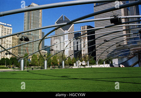 Die Edelstahl-Rankgitter schwebt über dem Rasen an Jay Pritzker Pavilion in Chicago Millennium Park. Stockfoto