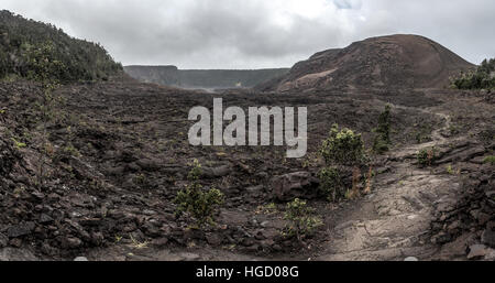Eine Panorama-Aufnahme von der Unterseite des Kilauea-Krater. Der Vulkan erzeugt riesige Lavafelder, die jetzt über begangen werden können. Stockfoto