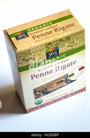 Penne Rigate Bio-Pasta im Verkauf bei Whole Foods: 365 im Haus Produktlinie Stockfoto