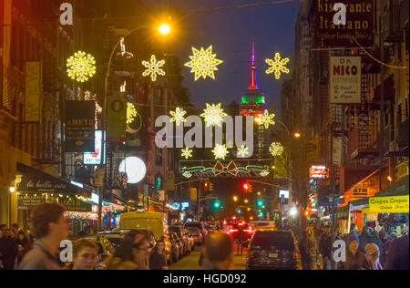 Empire State Building mit Weihnachtsbeleuchtung gesehen von Mulberry Street in Little Italy Stockfoto