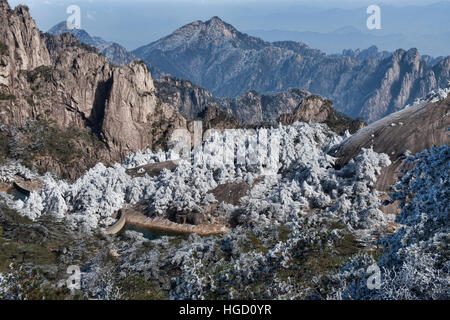 Winter-Wunderland, Landschaft im Nationalpark Huangshan, Anhui, China Stockfoto