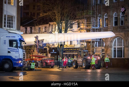 Kunstwerk "Blade", eine 250ft-lange (75m) Windturbine, im Auftrag von Multimediakünstler Nayan Kulkarni und erstellt durch Arbeitnehmer bei der Siemens-Werk in Hull, bei Queen Victoria Square im Rumpf installiert ist. Stockfoto