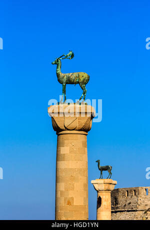 Der Eingang zum Mandraki-Hafen mit zwei Rehe in der Altstadt von Rhodos Insel, Griechenland Stockfoto