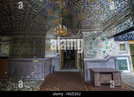 Innere des Heiligen Schrein von Imamzadeh Helal Ali (Hilal ibn Ali) in Aran va Bidgol, Provinz Isfahan im Iran Stockfoto