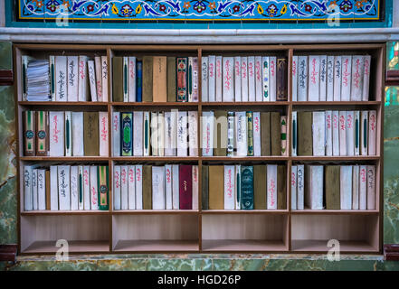 Bücherregale in heiligen Schrein von Imamzadeh Helal Ali (Hilal ibn Ali) in Aran va Bidgol, Provinz Isfahan im Iran Stockfoto