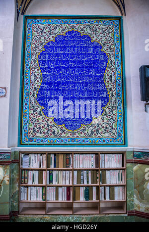 Bücherregale in heiligen Schrein von Imamzadeh Helal Ali (Hilal ibn Ali) in Aran va Bidgol, Provinz Isfahan im Iran Stockfoto