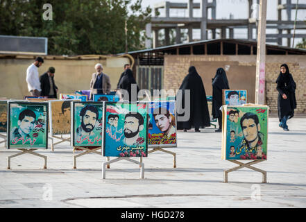 Porträts von iranischen Soldaten getötet, während der Iran-Irak-Krieg vor Schrein von Imamzadeh Helal Ali in Aran va Bidgol, Iran Stockfoto