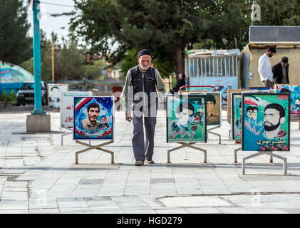 Porträts von iranischen Soldaten getötet, während der Iran-Irak-Krieg vor Schrein von Imamzadeh Helal Ali in Aran va Bidgol, Iran Stockfoto