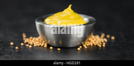 Einige frische Senf auf eine Vintage Schiefer-Tafel (Tiefenschärfe, close-up erschossen) Stockfoto