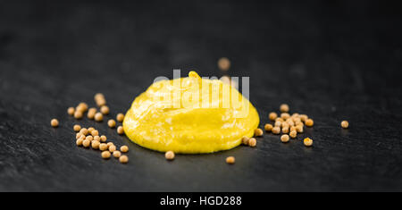 Senf auf eine Vintage-Schiefer-Tafel (close-up erschossen; selektiven Fokus) Stockfoto