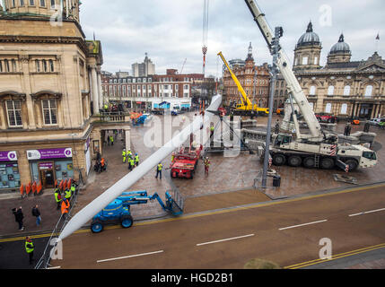 Kunstwerk Klinge, eine 250ft-lange (75m) Windturbine, von Multimediakünstler Nayan Kulkarni in Auftrag gegeben und von Arbeitern im Siemens-Werk in Hull, erstellt am Queen Victoria Square im Rumpf installiert ist. Stockfoto